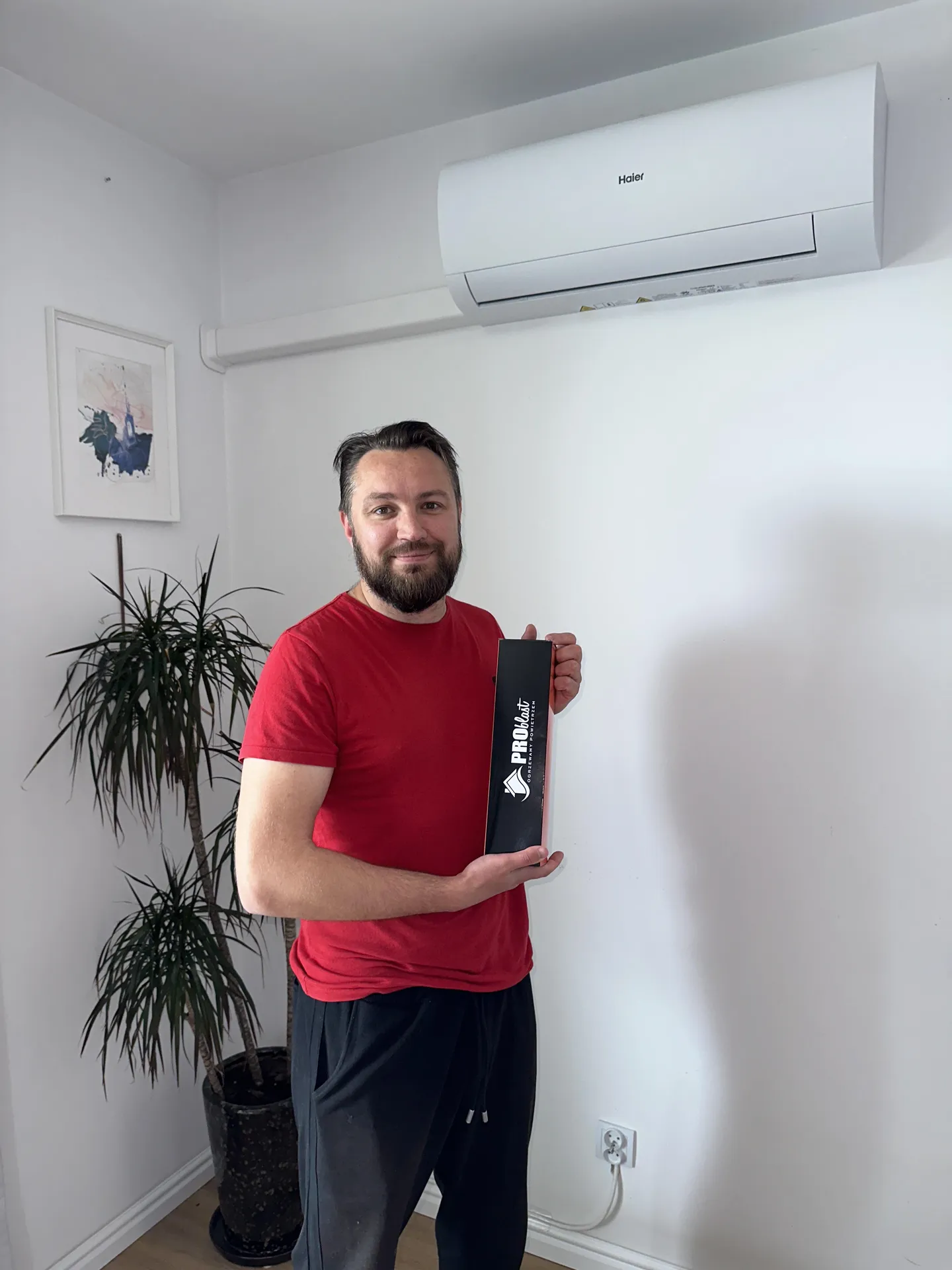 nowy post na strone problasta - montaż klimatyzacji typu split haier w mieszkaniu, agregat na balkonie, zadowolony klient.